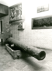 BR_SCHOLEN_LTS_109 Het kanon van de Breederode is verplaatst naar de Technische School; 29 maart 1988