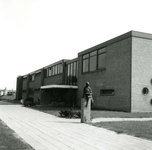 BR_SCHOLEN_MAVO_023 Standbeeld bij de openbare MAVO W. van Dijk; 14 juni 1965