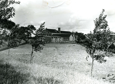 BR_SCHOLEN_MEISJEVAKSCHOOL_014 De Vakschool voor Meisjes, gezien vanaf de Wallen; ca. 1961