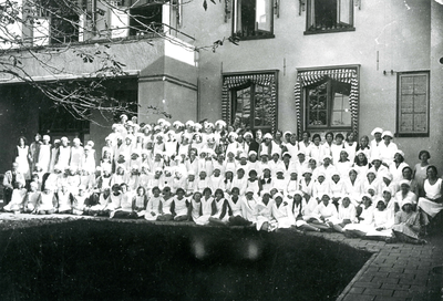 BR_SCHOLEN_MEISJEVAKSCHOOL_081 Groepsfoto van leerlingen van de Vakschool voor Meisjes; 1931