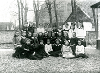 BR_SCHOLEN_MEISJEVAKSCHOOL_083 Leerlingen van de Vakschool voor meisjes; ca. 1922