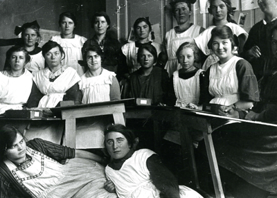 BR_SCHOLEN_MEISJEVAKSCHOOL_087 Leerlingen van de Vakschool voor meisjes; ca. 1920