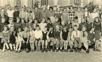 BR_SCHOLEN_OLS1_010 Klassenfoto van de leerlingen van klas 3 van de Openbare Lagere School, met meester Van Lienden; 1952