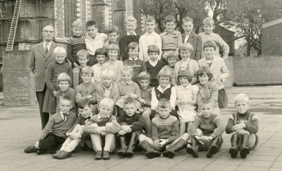 BR_SCHOLEN_OLS1_012 Klassenfoto van de leerlingen van klas 3 van de Openbare Lagere School, met meester Van Lienden; 1960