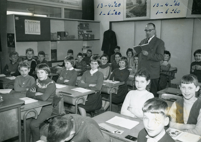 BR_SCHOLEN_OLS1_017 Meester Jan van Lienden in de klas tussen zijn leerlingen op de Openbare Lagere School; 1960