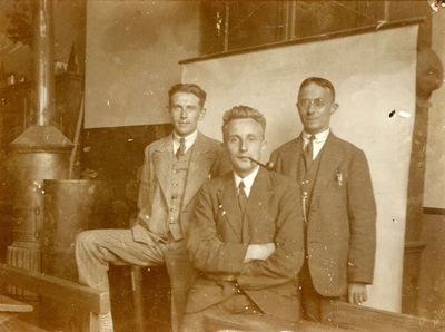 BR_SCHOLEN_OLS_004 Docenten van de Openbare Lagere School: W. van Soest, W. Boogert, J. van Lienden; ca. 1930