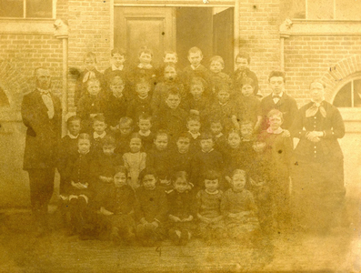BR_SCHOLEN_OLS_009 Klassenfoto van de Openbare Lagere School; ca. 1895