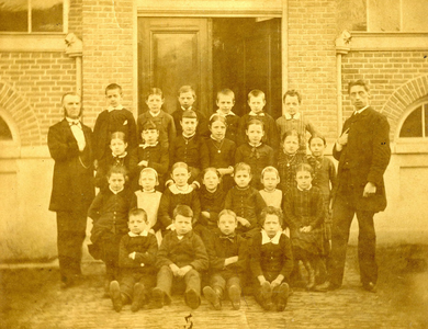 BR_SCHOLEN_OLS_011 Klassenfoto van de Openbare Lagere School. De weeskinderen dragen kapjes; ca. 1900