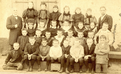 BR_SCHOLEN_OLS_012 Klassenfoto van de Openbare Lagere School. Met meester Van Dis; 1897