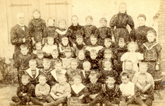 BR_SCHOLEN_OLS_013 Klassenfoto van de Openbare Lagere School. Met meester Van Dis; 1897