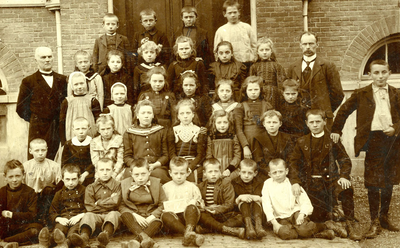 BR_SCHOLEN_OLS_015 Klassenfoto van de Openbare Lagere School. De weeskinderen dragen kapjes; 1902