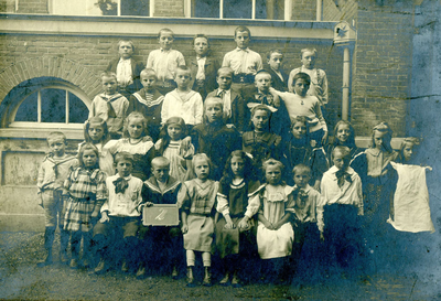BR_SCHOLEN_OLS_016 Klassenfoto van de Openbare Lagere School; 1908