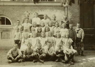 BR_SCHOLEN_OLS_017 Klassenfoto van de Openbare Lagere School; 1910
