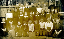 BR_SCHOLEN_OLS_021 Klassenfoto van de Openbare Lagere School, klas 6, met onderwijzer C. van Dis; 1914