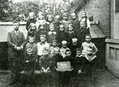 BR_SCHOLEN_OLS_023 Klassenfoto van de Openbare Lagere School, met meester G.K. ter Heege; ca. 1915