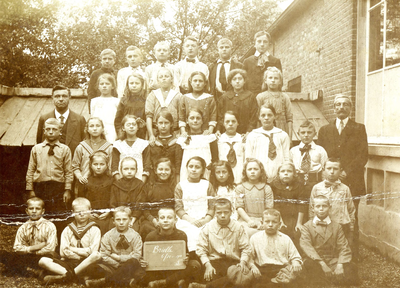BR_SCHOLEN_OLS_024 Klassenfoto van de Openbare Lagere School, klas 5. Onderste rij, 3e van links: Wout van Soest; 1915
