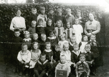 BR_SCHOLEN_OLS_027 Klassenfoto van de Openbare Lagere School, klas 2, met Ada en Marie Kluit; 1917