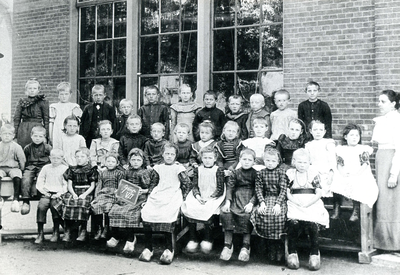 BR_SCHOLEN_OLS_029 Klassenfoto van de Openbare Lagere School, klas 7; ca. 1920