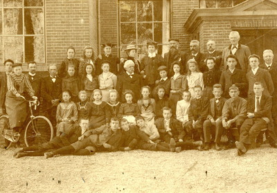 BR_SCHOLEN_OLS_030 Klassenfoto van de Openbare Lagere School; ca. 1920