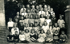 BR_SCHOLEN_OLS_038 Klassenfoto van de Openbare Lagere School, groep 2Achterste rij: Job kwak, Leen de Bruin, Jo ...