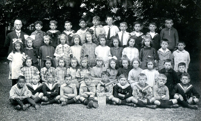 BR_SCHOLEN_OLS_040 Klassenfoto van de Openbare Lagere School, klas 4; 1925