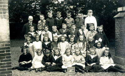 BR_SCHOLEN_OLS_041 Klassenfoto van de Openbare Lagere School, klas 4; ca. 1925