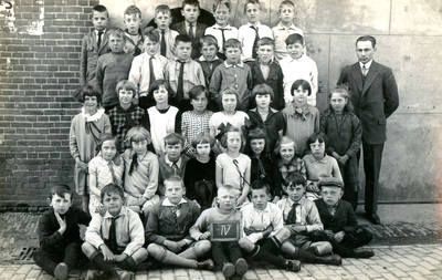 BR_SCHOLEN_OLS_053 Klassenfoto van de Openbare Lagere School, klas 4. Onderwijzer Van Aarla; ca. 1925