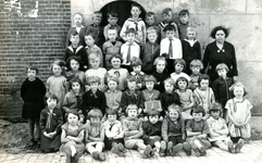 BR_SCHOLEN_OLS_058 Klassenfoto van de Openbare Lagere School, klas 1bovenste rij: Gerrit Bakker, ?, Cock weltevrede, Wi ...