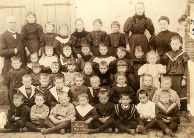 BR_SCHOLEN_OLS_075 Klassenfoto van de Openbare Lagere School, met meester Van Dis; 20 juni 1897