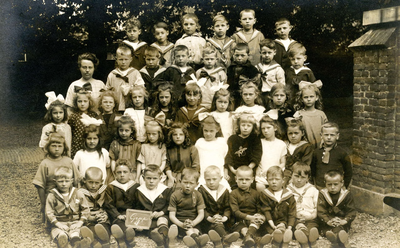 BR_SCHOLEN_OLS_076 Klassenfoto van de Openbare Lagere School, groep 1. Onderwijzeres mw. Van Beelen - Schrier; 1923