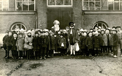 BR_SCHOLEN_OLS_077 Klassenfoto van de Openbare Lagere School (1e en 2e klas) met Sinterklaas (dhr. Maaskant) en Zwarte ...