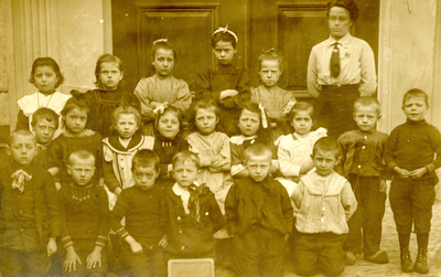 BR_SCHOLEN_OLS_078 Klassenfoto van de Openbare Lagere School met mevrouw Schrier; ca. 1925