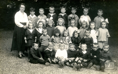 BR_SCHOLEN_OLS_079 Klassenfoto van de Openbare Lagere School met mevrouw Schrier; ca. 1925
