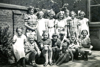 BR_SCHOLEN_OLS_081 Klassenfoto van de Openbare Lagere School, 4e klas ca. 1941staande van links naar rechts: Dina ...