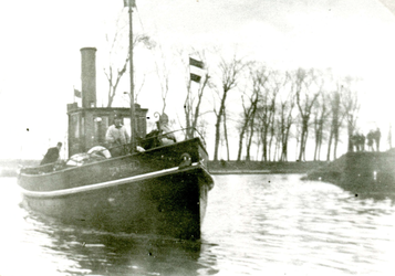 BR_SINTERKLAAS_1922_001 Intocht van Sinterklaas aan boord van de sleepboot Den Briel van de torpedodienst, met ...