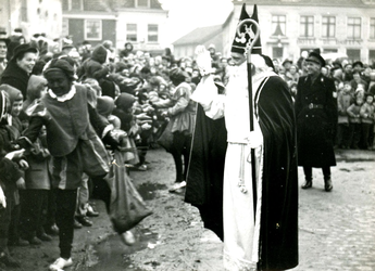 BR_SINTERKLAAS_1956_004 Intocht Sinterklaas, met op de achtergrond Hotel De Doelen; 5 december 1956