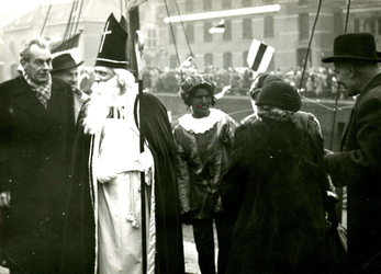 BR_SINTERKLAAS_1956_005 Intocht Sinterklaas, v.l.n.r. L.J. van Adrighem en Jaap Stolk, met hoed burgemeester D.M. van ...