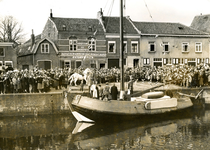 BR_SINTERKLAAS_1956_006 Intocht Sinterklaas, met op de achtergrond de Handel in Granen, Steenkolen en Kunstmeststoffen ...