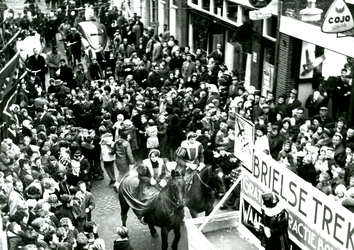BR_SINTERKLAAS_1962_001 Grote belangstelling op de Voorstraat voor de intocht van Sinterklaas; november 1962