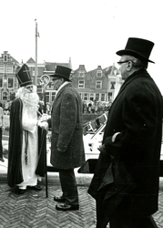 BR_SINTERKLAAS_1969_002 Ontvangst van Sinterklaas door de heren L. van Adrighem en A. van Adrighem; november 1969