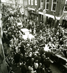 BR_SINTERKLAAS_1980_001 De burgemeester verwelkomt Sinterklaas voor het stadhuis; november 1980