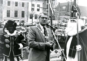 BR_SINTERKLAAS_1984_001 De intocht van Sinterklaas in Brielle. Burgemeester De Ronde heet Sinterklaas welkom; ca. 1988