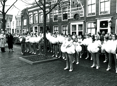 BR_SINTERKLAAS_1990_001 De intocht van Sinterklaas in Brielle. Cheerleaders staan klaar voor het optreden; 17 november 1990