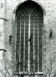 BR_SINTERKLAAS_1992_002 De intocht van Sinterklaar in Brielle. Zwarte Pieten stunten vanaf de Catharijnekerk; 21 ...