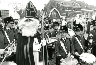 BR_SINTERKLAAS_1995_002 De intocht van Sinterklaas in Brielle. Op de Turfkade staat de fanfare van Libertatis ...