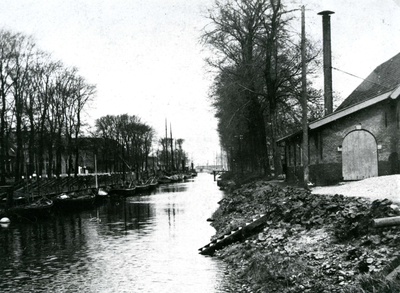 BR_SLAGVELD_011 Rechts het Baanhuis (in 1962 afgebroken touwslagerij) en links het Zuid Spui met schepen; ca. 1925