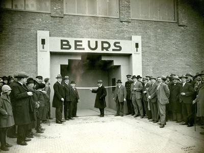 BR_SLAGVELD_013 De opening van de Beurs in het veilinggebouw door burgemeester Egter van Wissekerke. Van links naar ...