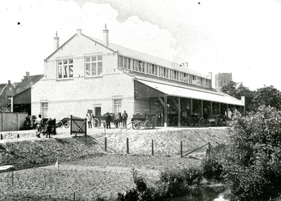 BR_SLAGVELD_018 De achterzijde van het nieuwe veilinggebouw; ca. 1910