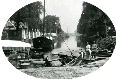 BR_SLAGVELD_027 Het laden van producten van de veiling op een schip, gezien vanaf de Kaaibrug; ca. 1920
