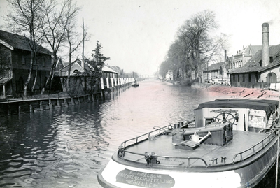 BR_SLAGVELD_028 Schip ligt afgemeerd bij de Kaaibrug, met producten van de veiling; ca. 1930